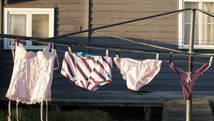 12岁男孩偷母亲衣服,7岁儿子偷母亲贴身衣物