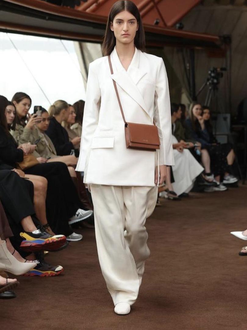 白色西装怎么穿出很飒的感觉,秋冬款米白西装怎么搭配高级感