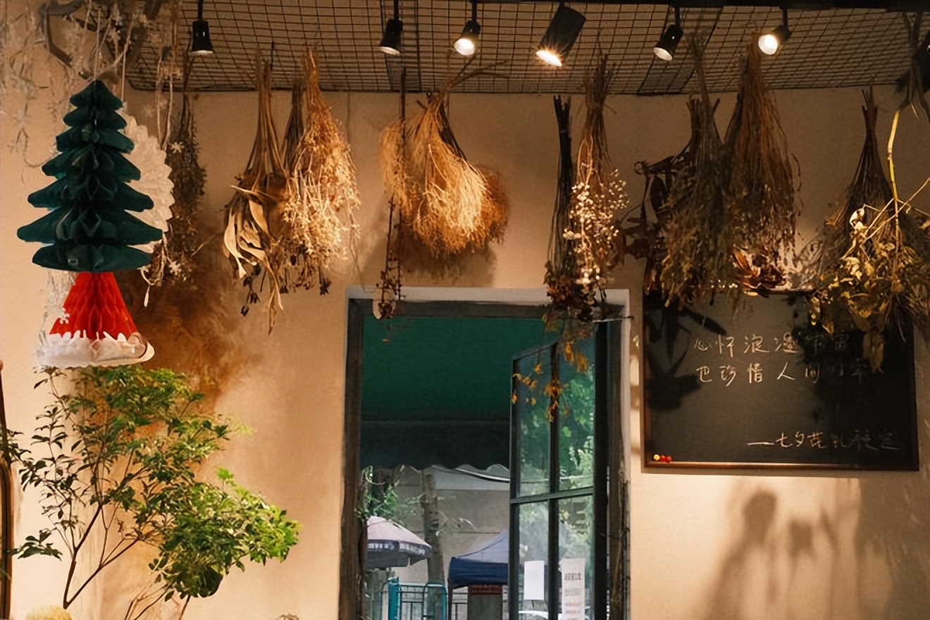 佛山70后老板打造300平书店弧形落地窗美翻了