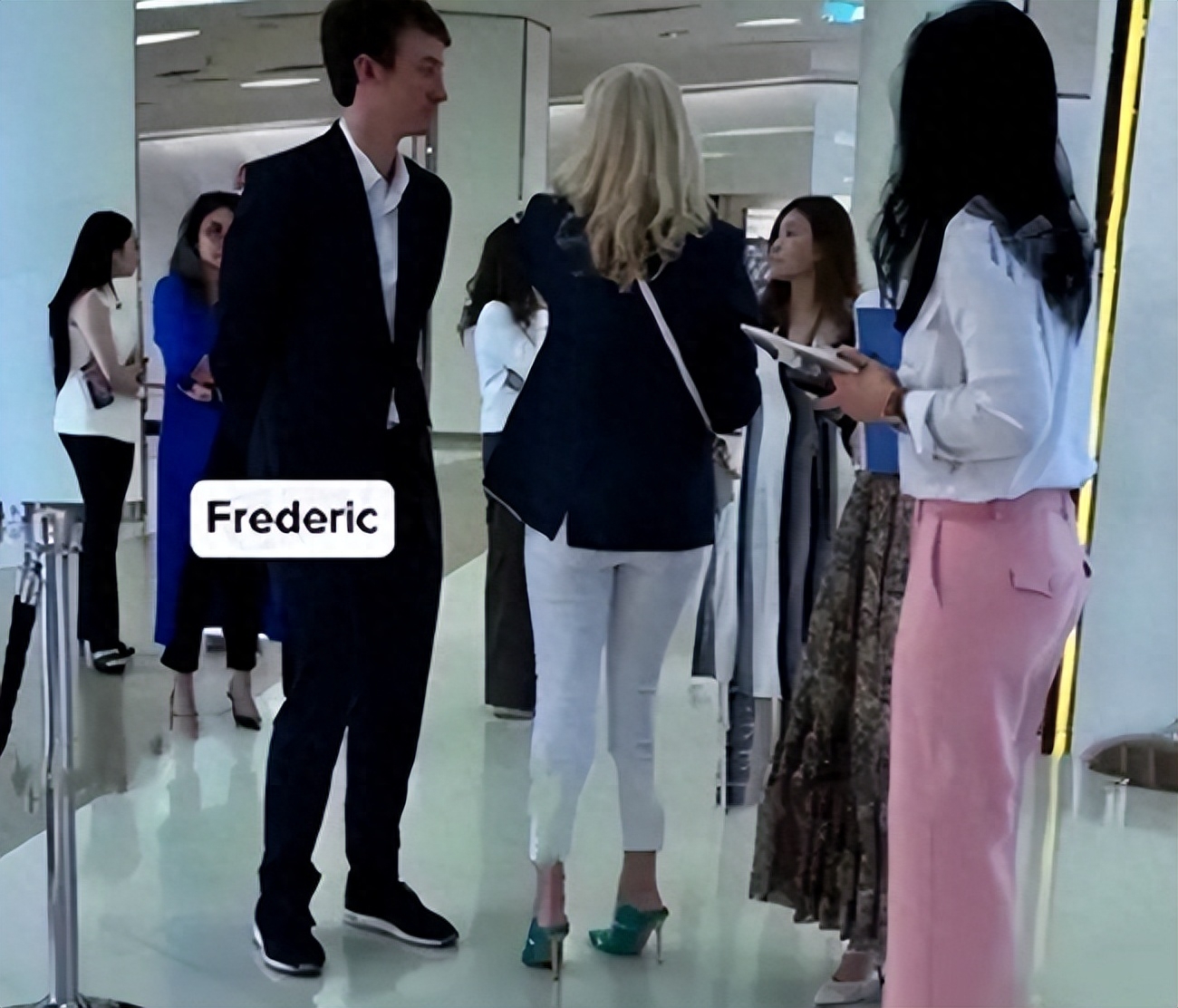 Lisa夜总会演脱衣舞，和世界首富之子恋爱，为嫁豪门放飞自我