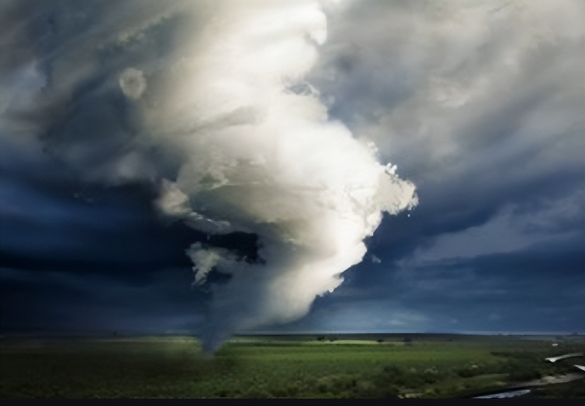 2007年高邮湖出现龙吸水奇观,高邮湖出现罕见龙吸水
