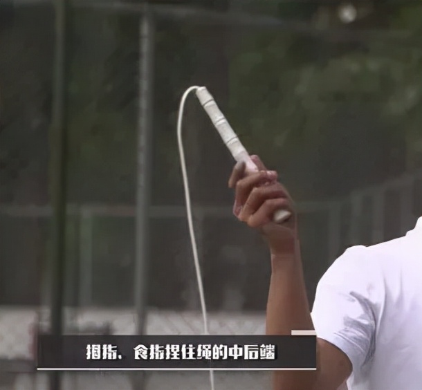 跳绳技巧教学跳绳怎么才能不绊绳,跳绳的正确姿势和标准动作小孩