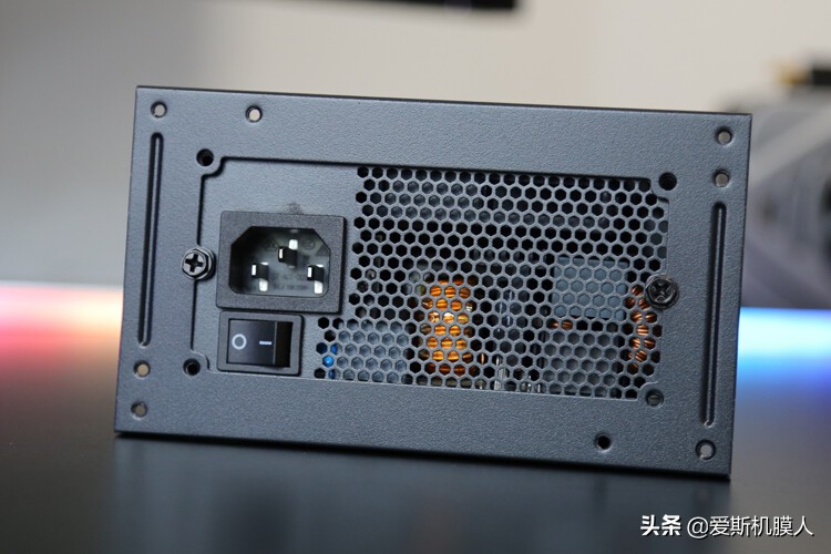ITX好搭档！ThermaltakeTT钢影SFX650W金牌全模组电源开箱