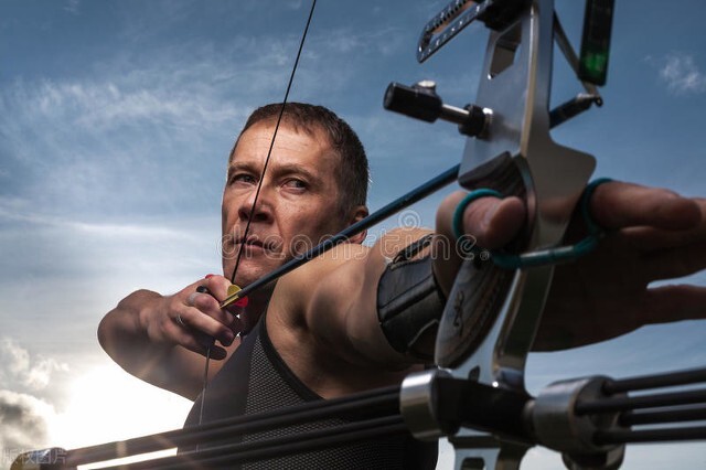 箭欲远发，必拉强弓