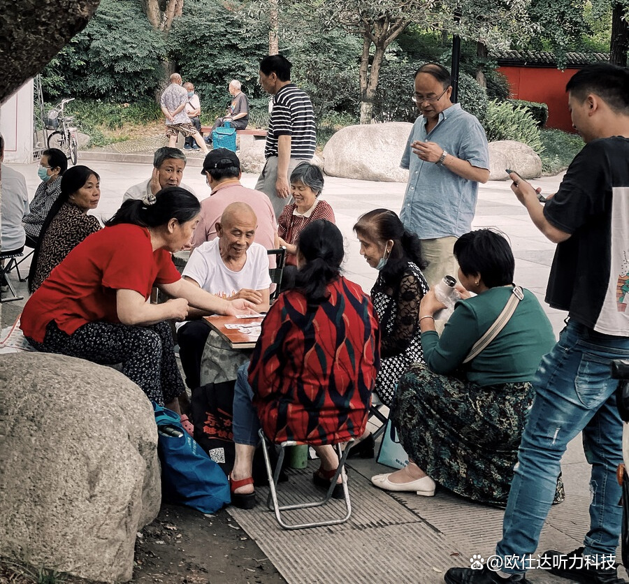 一侧耳朵全聋佩戴助听器有用吗,老年人耳聋耳背怎么佩戴助听器