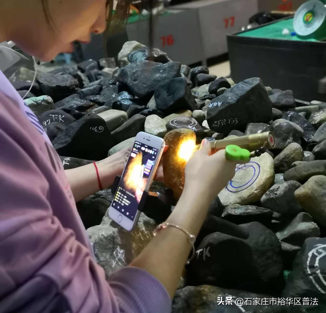 直播间卖翡翠几百块钱,直播间翡翠卖几十块是真的吗