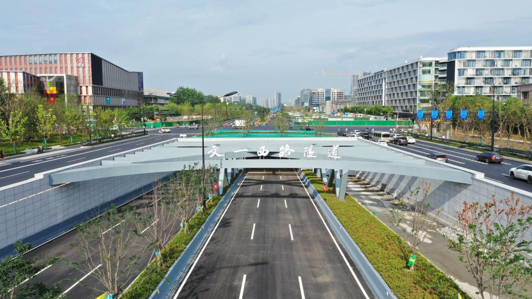 今天上午10点30分,文一西路隧道开通试运行