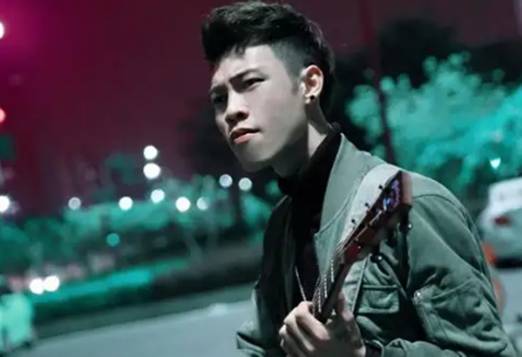 花姐：草根逆袭！一首《狂浪》赚千万，从流浪歌手变成顶级网红