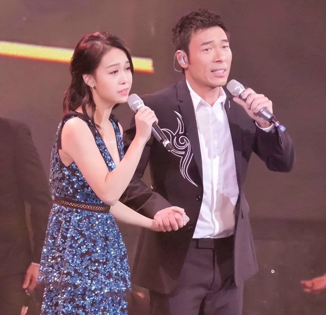 脖子青筋暴起、胸部瘦成排骨，这8位女明星的审美太畸形了