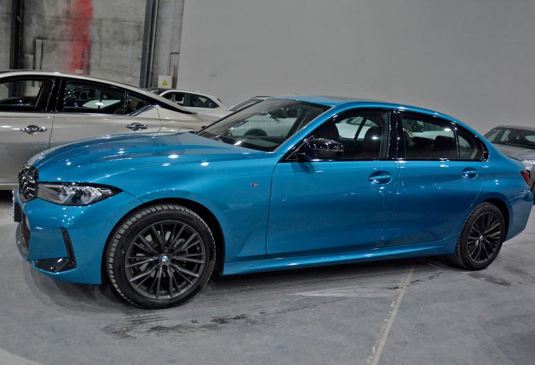 24款宝马新3系耀夜,宝马3系4s店更新