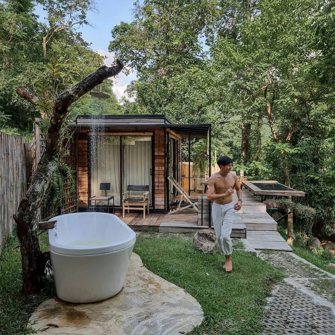 StayWildCafe在清迈瀑布附近设有木制小屋，非常适合逃离城市