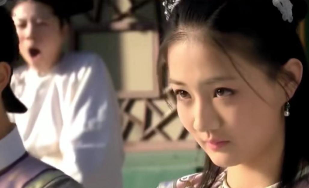 洒枸杞假装喷血、演尸体玩手机，这些穿帮镜头好敷衍，个个离谱