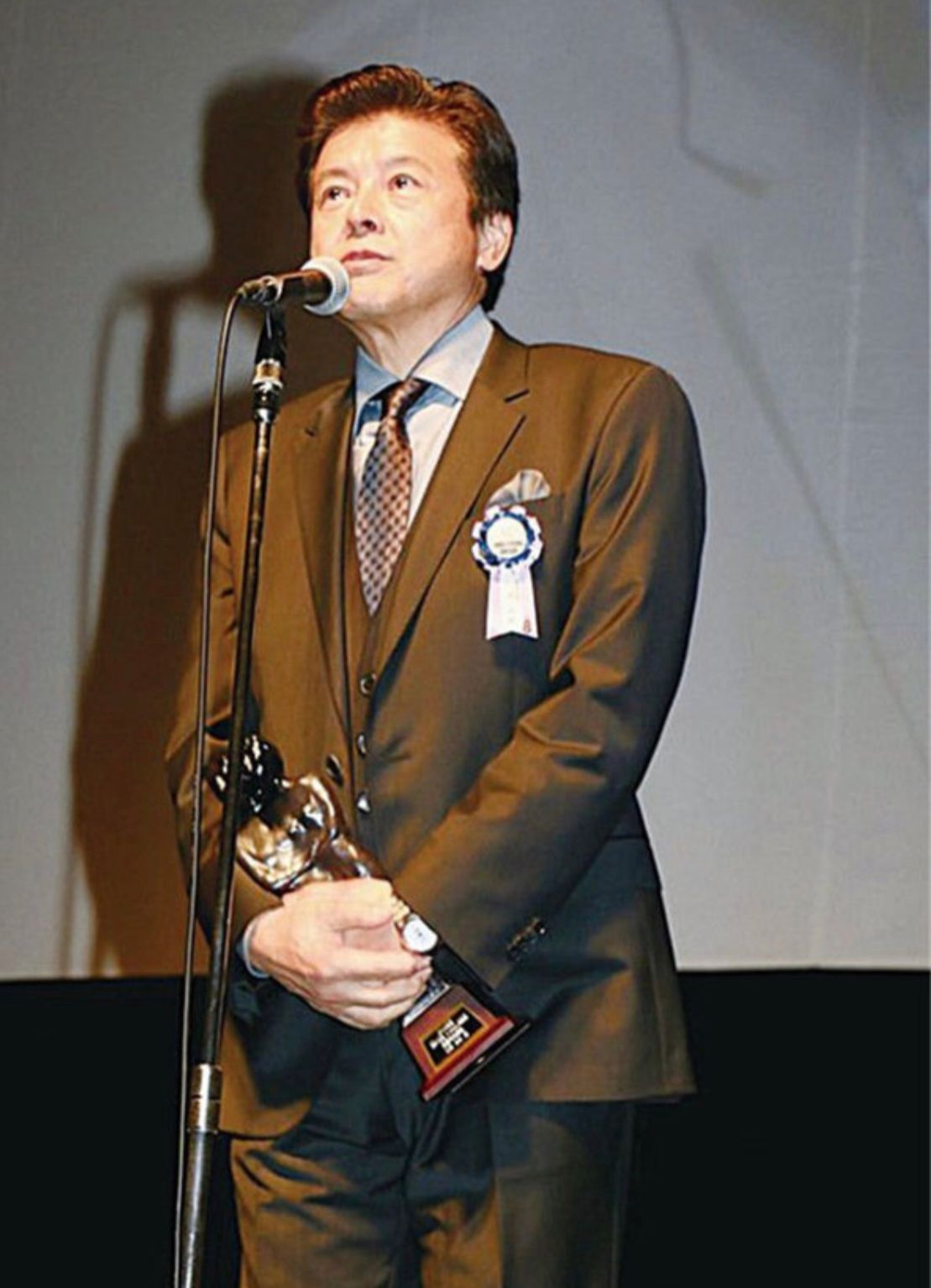 70岁三浦友和才是真男神,年轻帅气三浦友和穿红色t恤