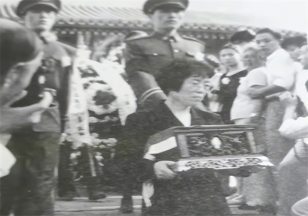 *颖超邓**去世，聂帅女儿聂力哭着扑向骨灰盒：邓妈妈再让我吻你一次