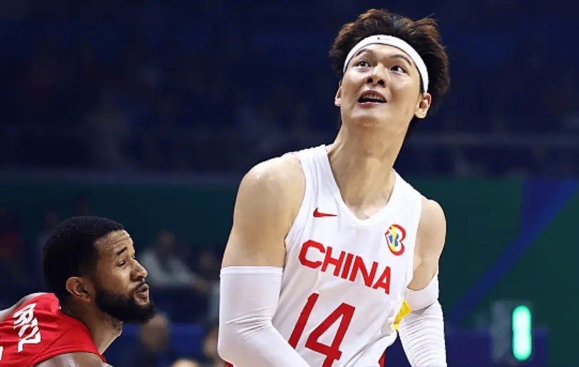 媒体人评王哲林,美女记者霸气回击