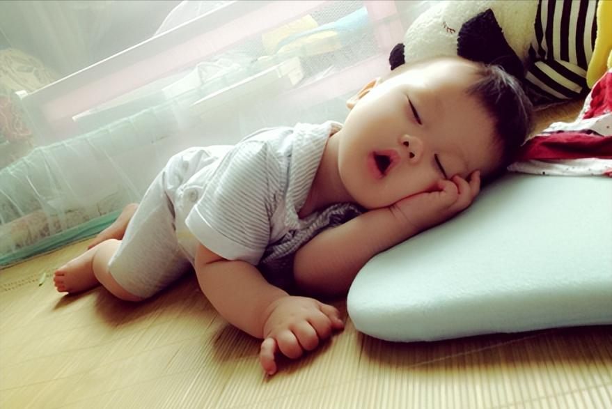 8种错误睡姿让宝宝越睡越迟钝,宝宝六种睡姿不正确会越睡越迟钝