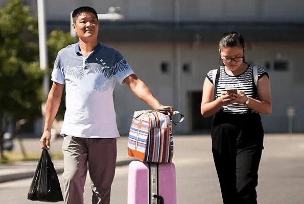 34岁研究生与父母天人永隔，不懂得拒绝的孩子，长大很容易吃亏