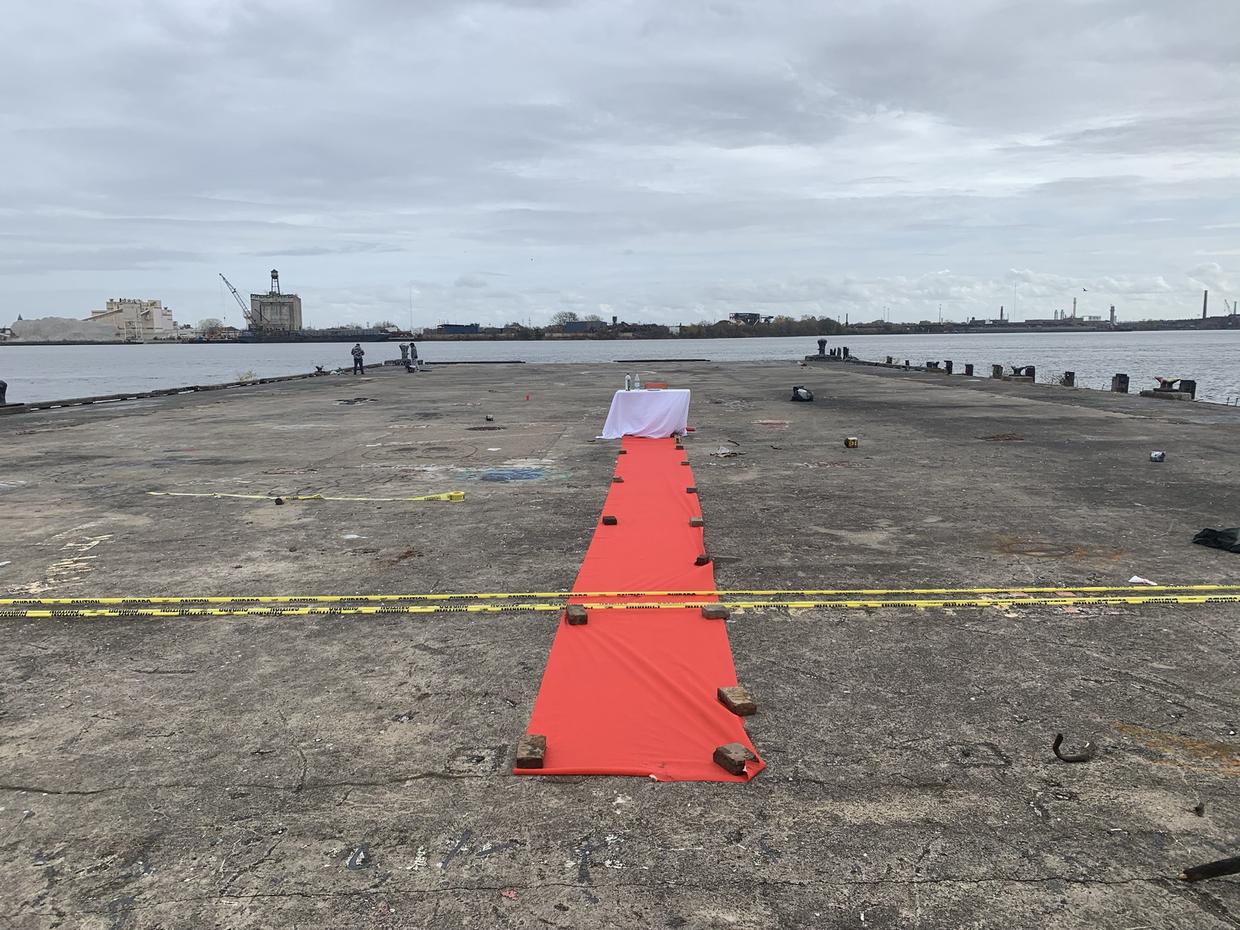 为拯救世界，美国帅哥决定狂吃40只鸡！全城500人现场围观加油