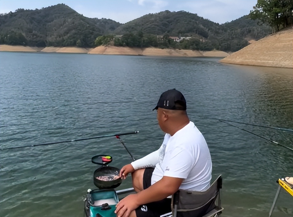 钓鱼硬把鱼拖上岸,鱼竿被鱼拖下水的瞬间