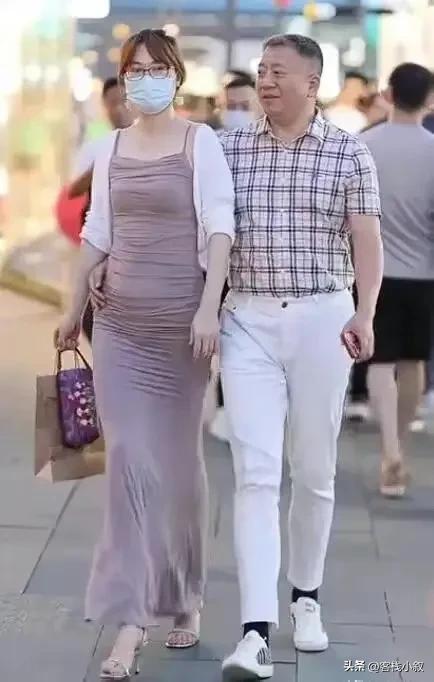 网上传中铁三局董事长和美女逛街，地点还是太古里，谣传请勿相信