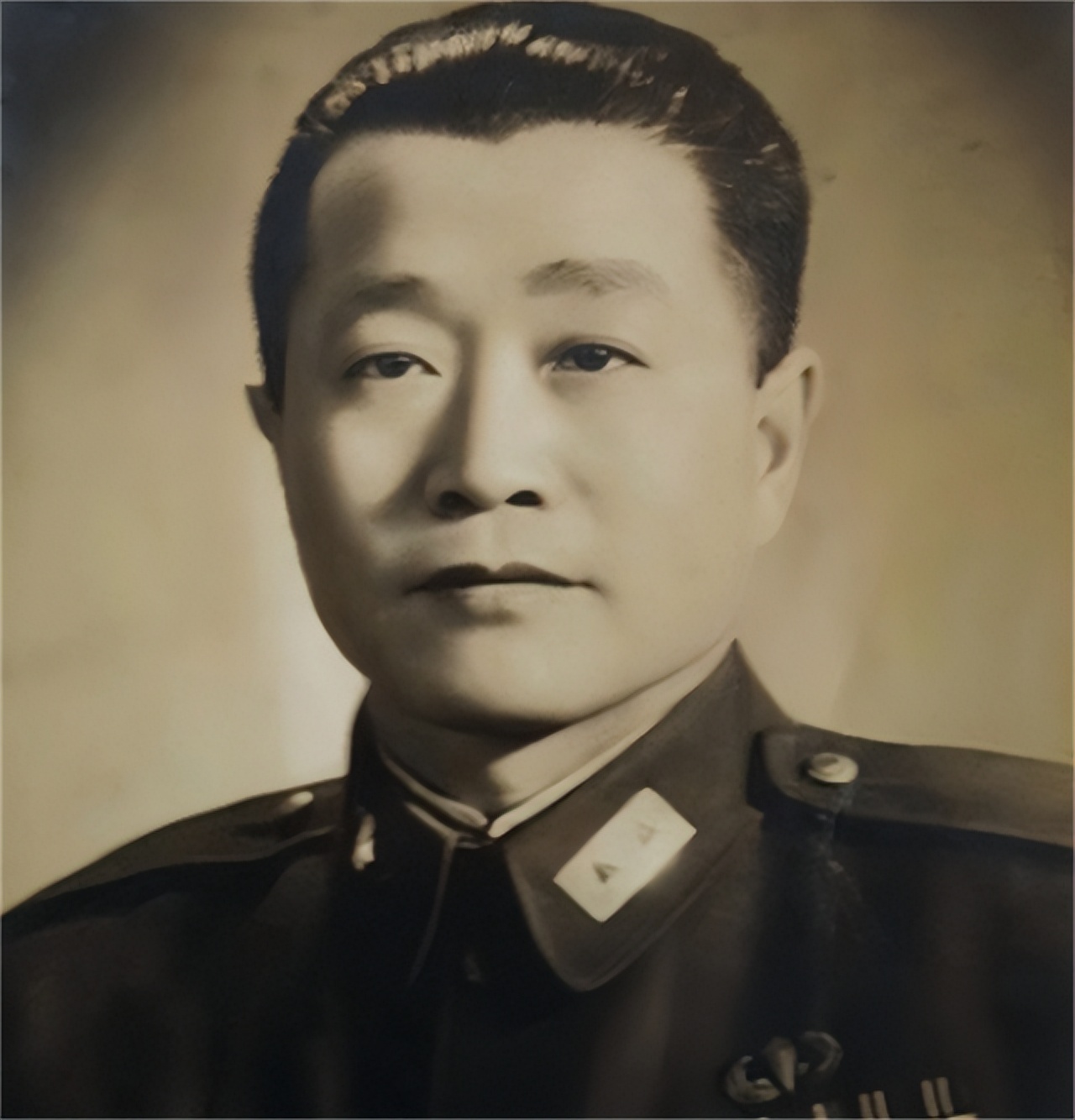 蒋军忍饥挨饿，蒋校长却空投“激励信”，士兵大骂：这有啥用