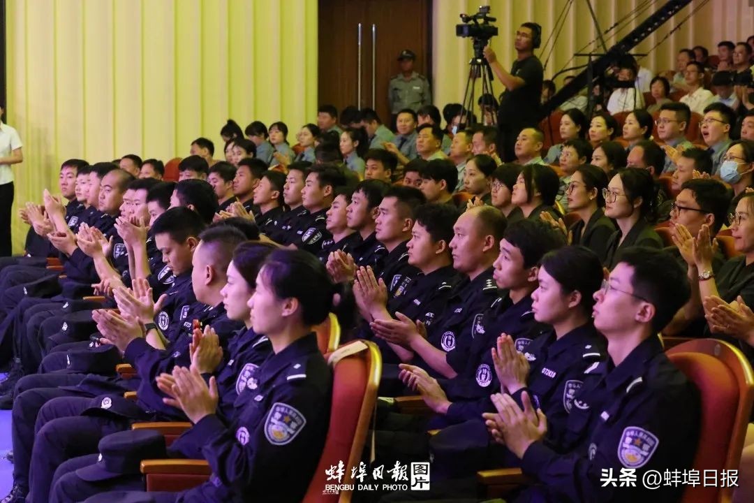 致敬英雄缅怀前行,缅怀英雄向他们致敬