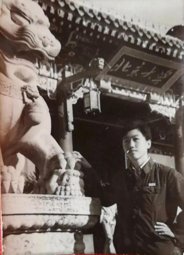 当年“小平您好”4字横幅：横幅用的是床单，笔用的是抹布