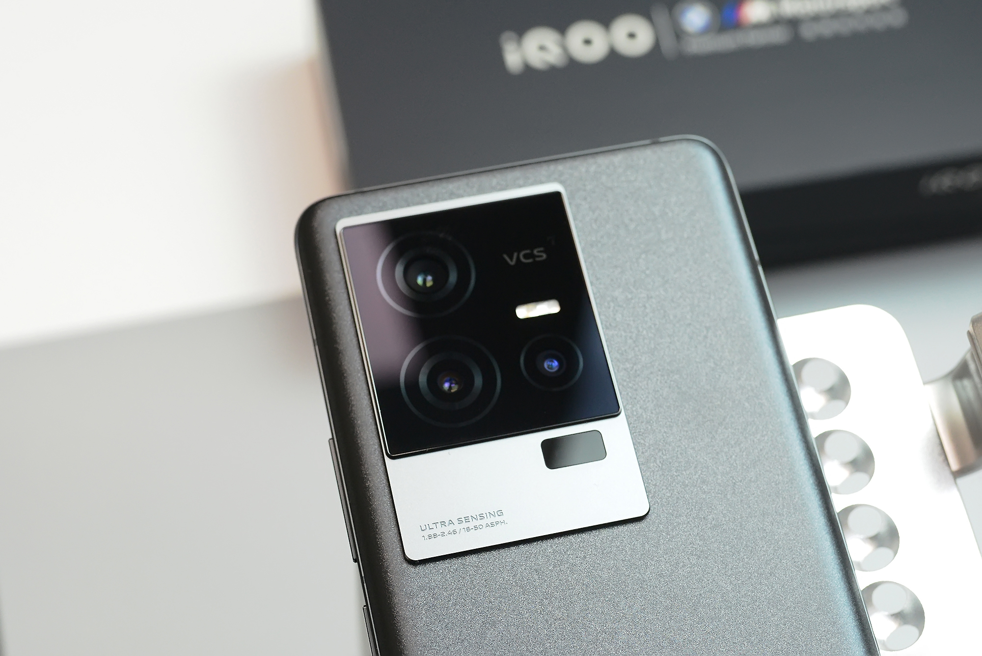 iQOO11S掀翻行业小饭桌，友谊小船真翻了：Super标准杯电竞旗舰