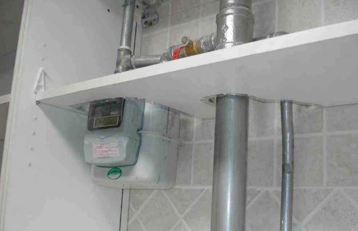 燃气热水器管道外露巧妙装饰,厨房燃气管道外露怎么处理