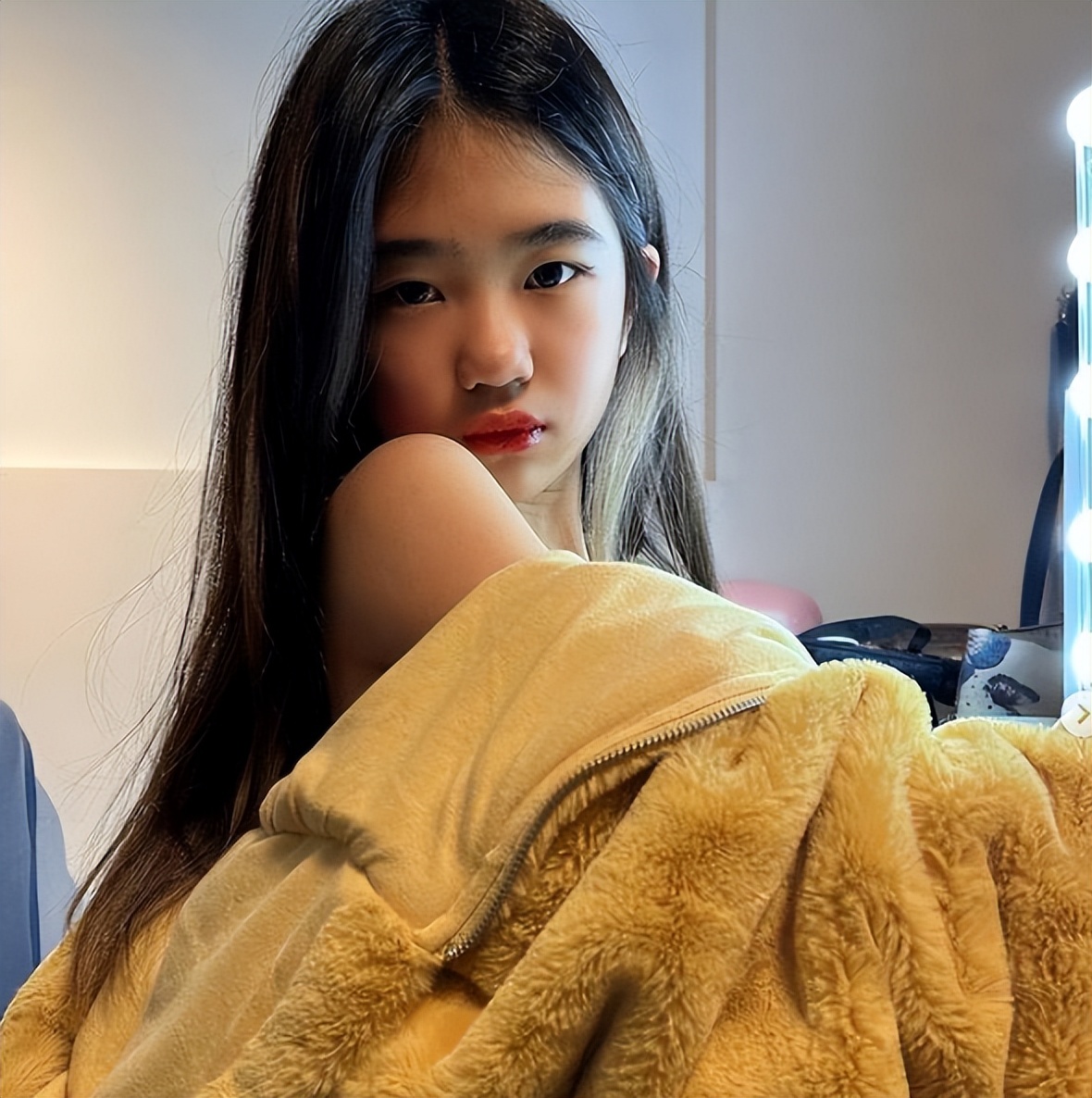 曹格晒娃,曹格女儿露脐装