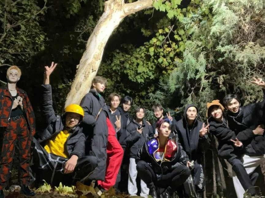 荒唐！演唱会门票炒到2W多，临开场也不降价，现场大片空位！