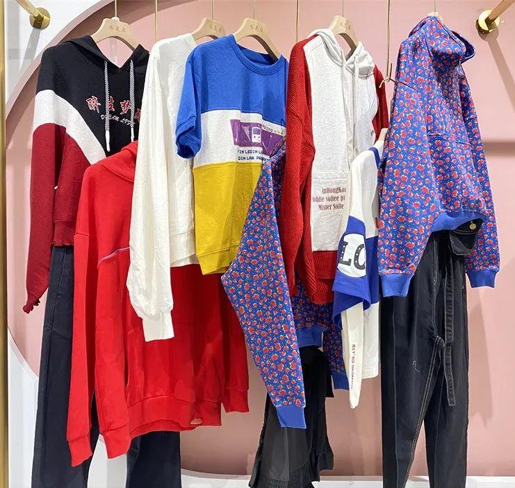 乐町女装2023新款棒球外套,乐町短款连帽女装