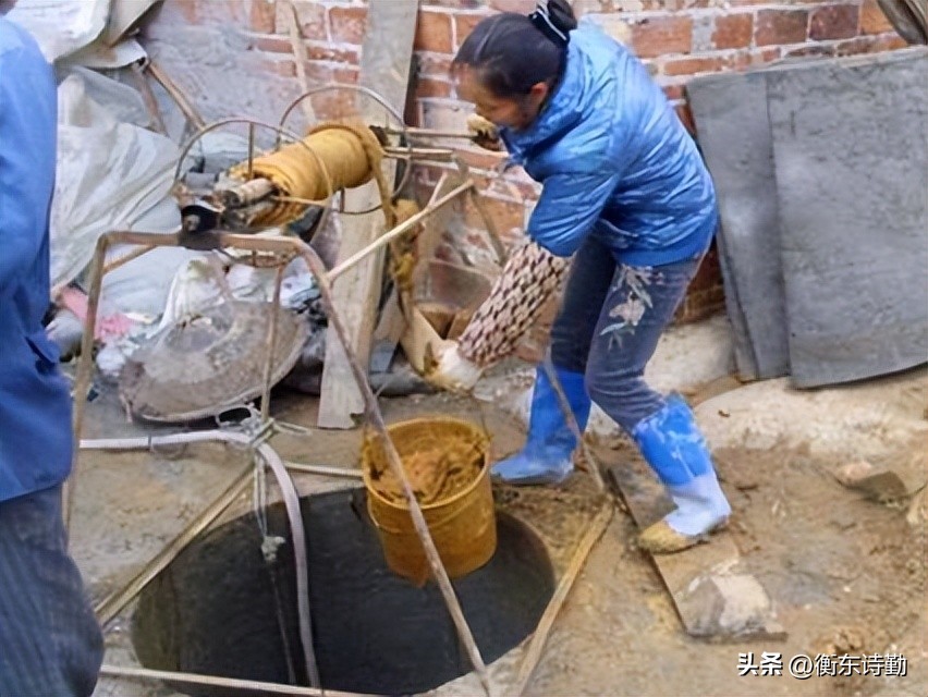 农村挖水井如果你不是内行，那可要注意打井师傅给你留的坑哟