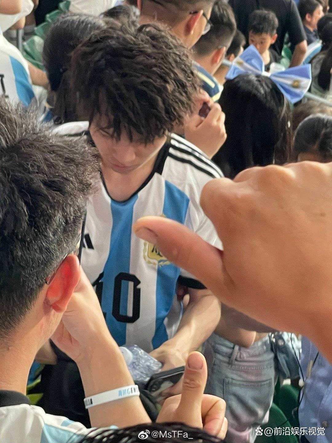 多名球迷冲进场内合影梅西,梅西走位秀