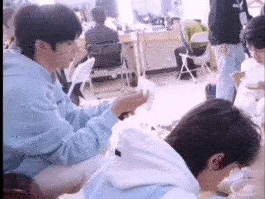 喜欢美女都不行？一张手机屏保引发的争吵......