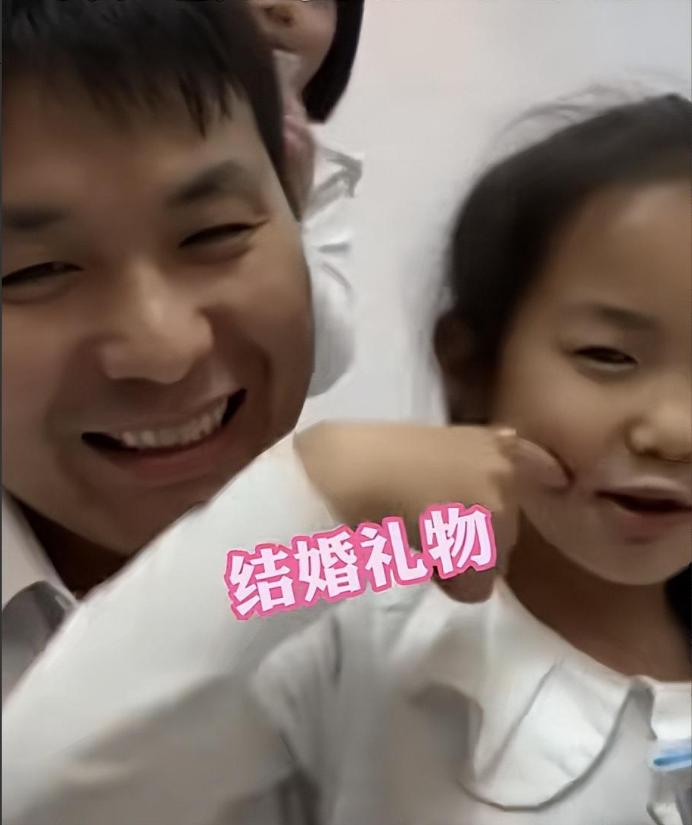 女儿去幼儿园收到金戒指,幼儿园女孩收到金戒指