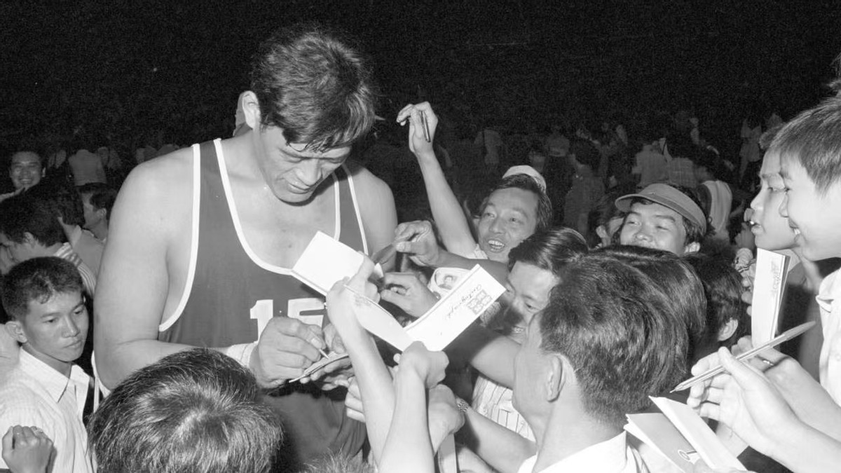 穆铁柱身高比姚明高吗,巨人穆铁柱打篮球