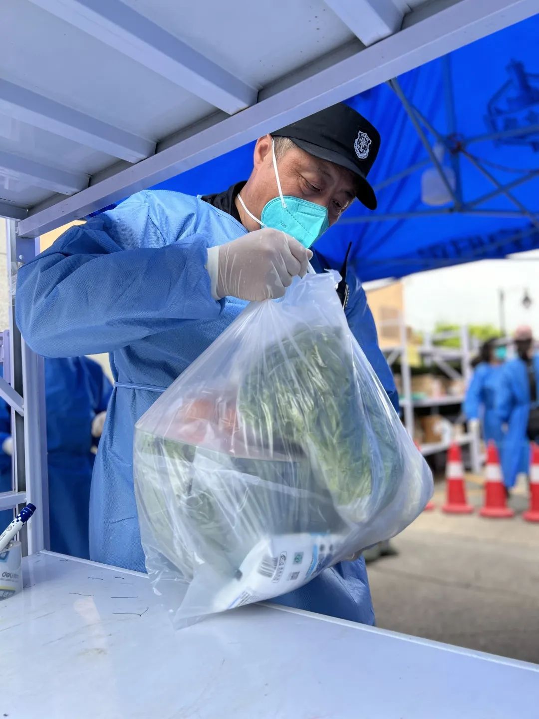 原地上岗，封管控小区里的居民自愿组成志愿者队伍