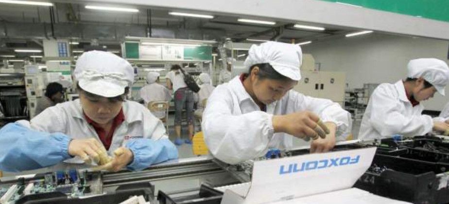 20岁小伙在工厂流水线,小伙工厂上班一天站11个钟