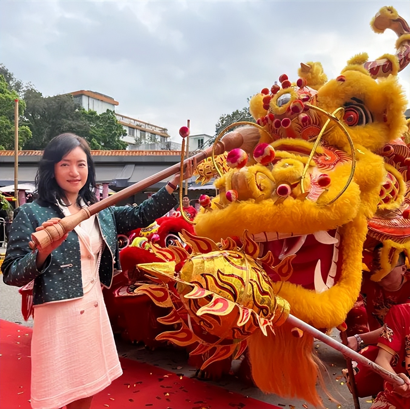 吉狮献瑞闹新春，益民服装城鸿运开工祈丰年