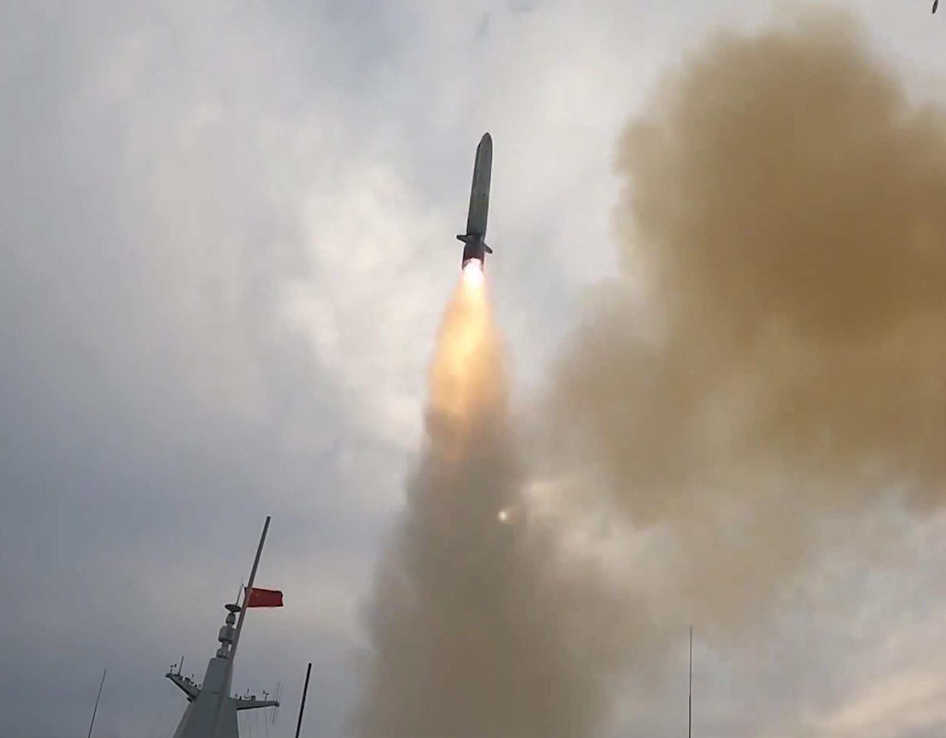 向解放军学习！俄官兵登上052D，在垂发前驻足，笔记本写满要点