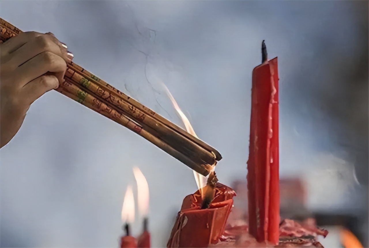 10年前，女住持戴假发穿黑丝跟和尚同居，开豪车住别墅用新款手机