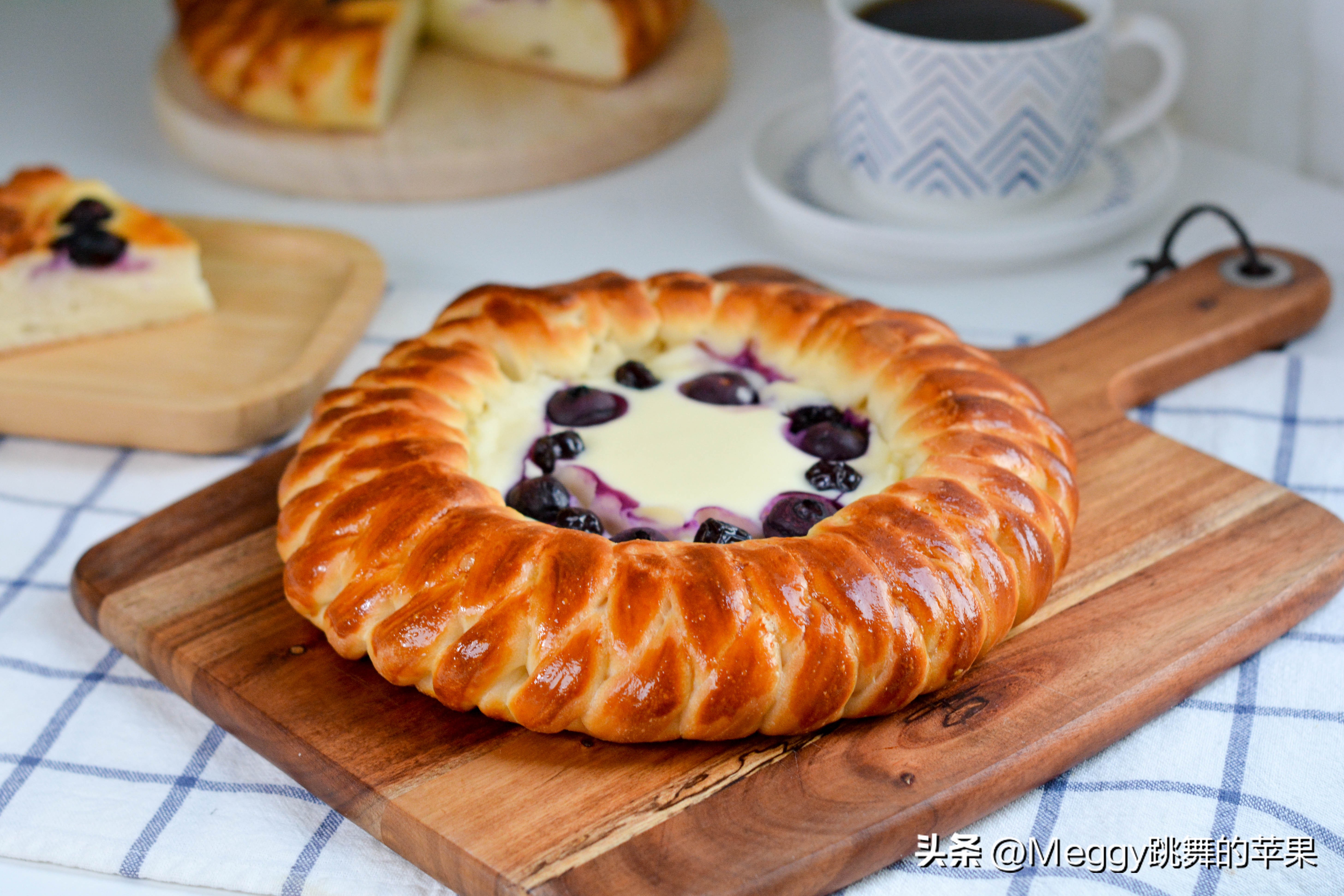这个奶酪花环面包棒极了,颜值与美味并存,新年送礼可以有