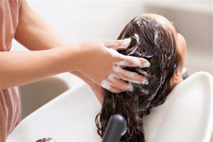 早上洗头和晚上洗头哪个健康,脂溢性脱发早上洗头还是晚上洗头