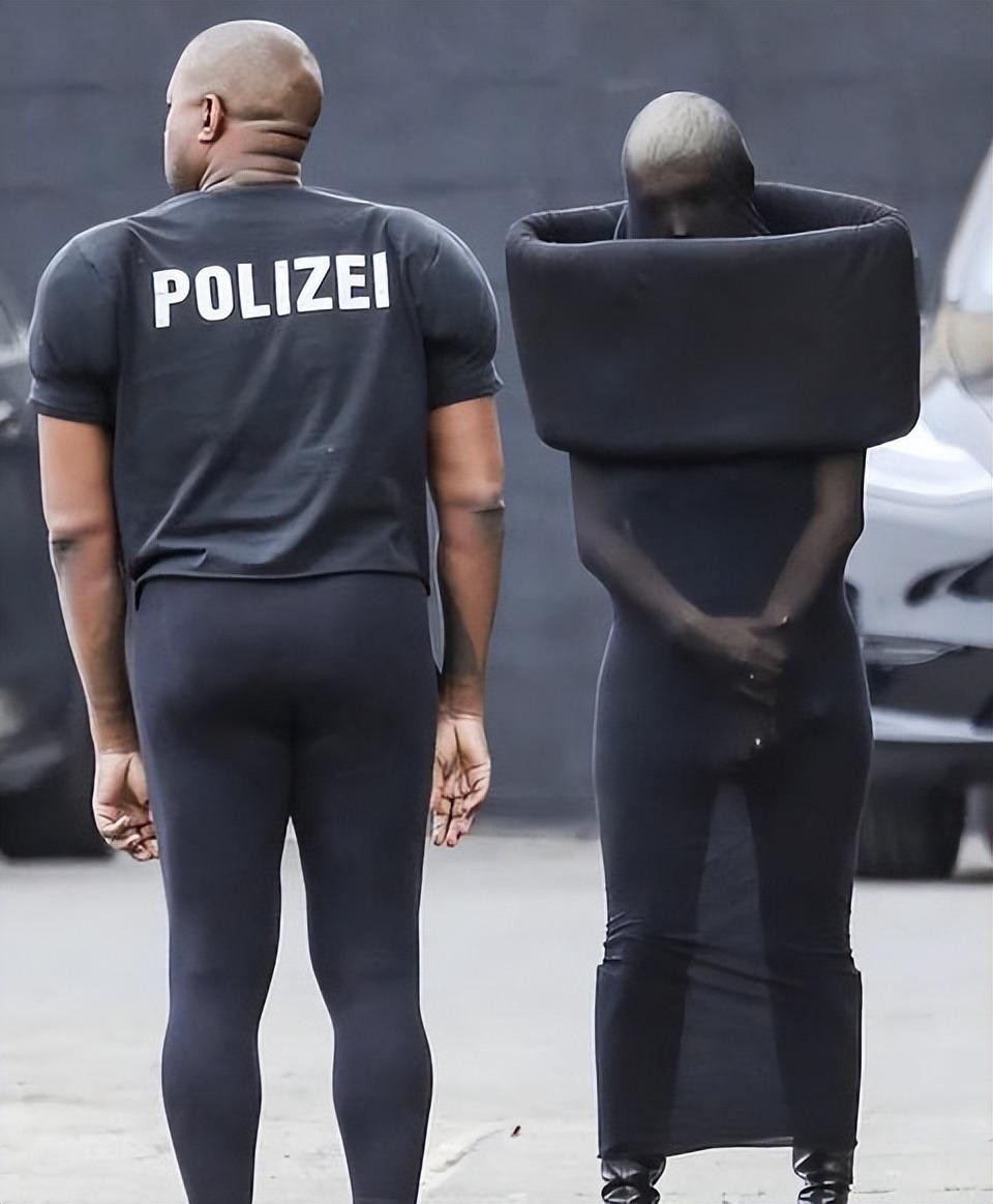 卡戴珊也怕输，为赢前夫娇妻，在好友婚礼上用带子遮身，实在火辣