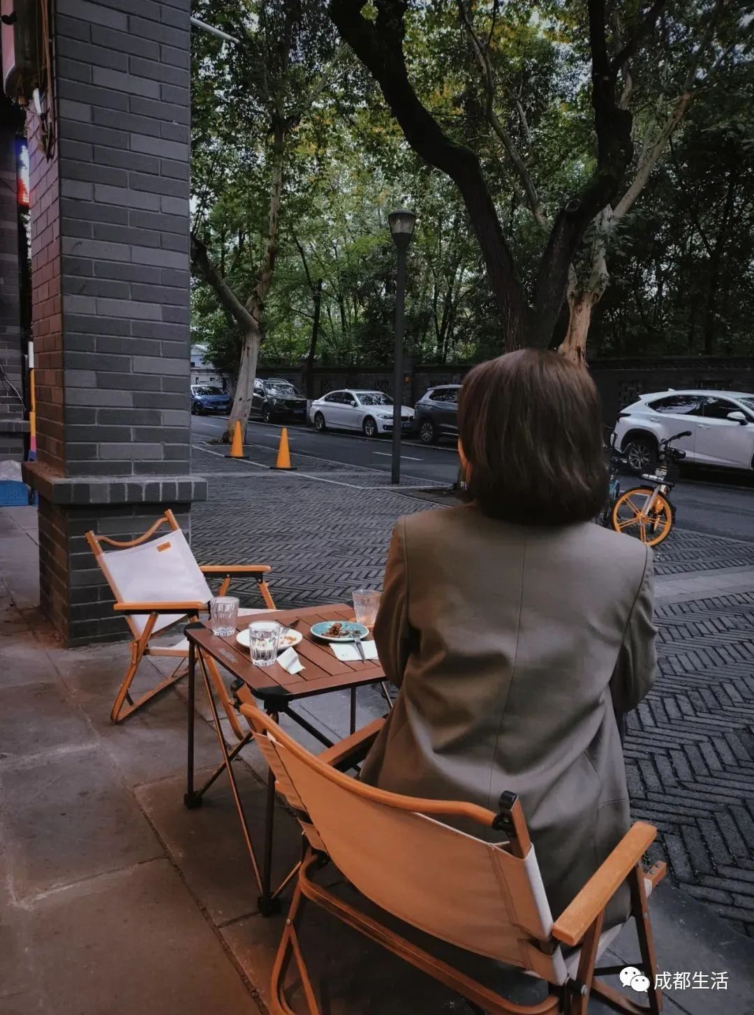 12条时髦老街，长满晒太阳的成都人