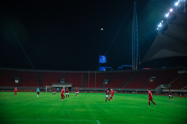 球迷见到梅西激动,球迷热情迎接梅西