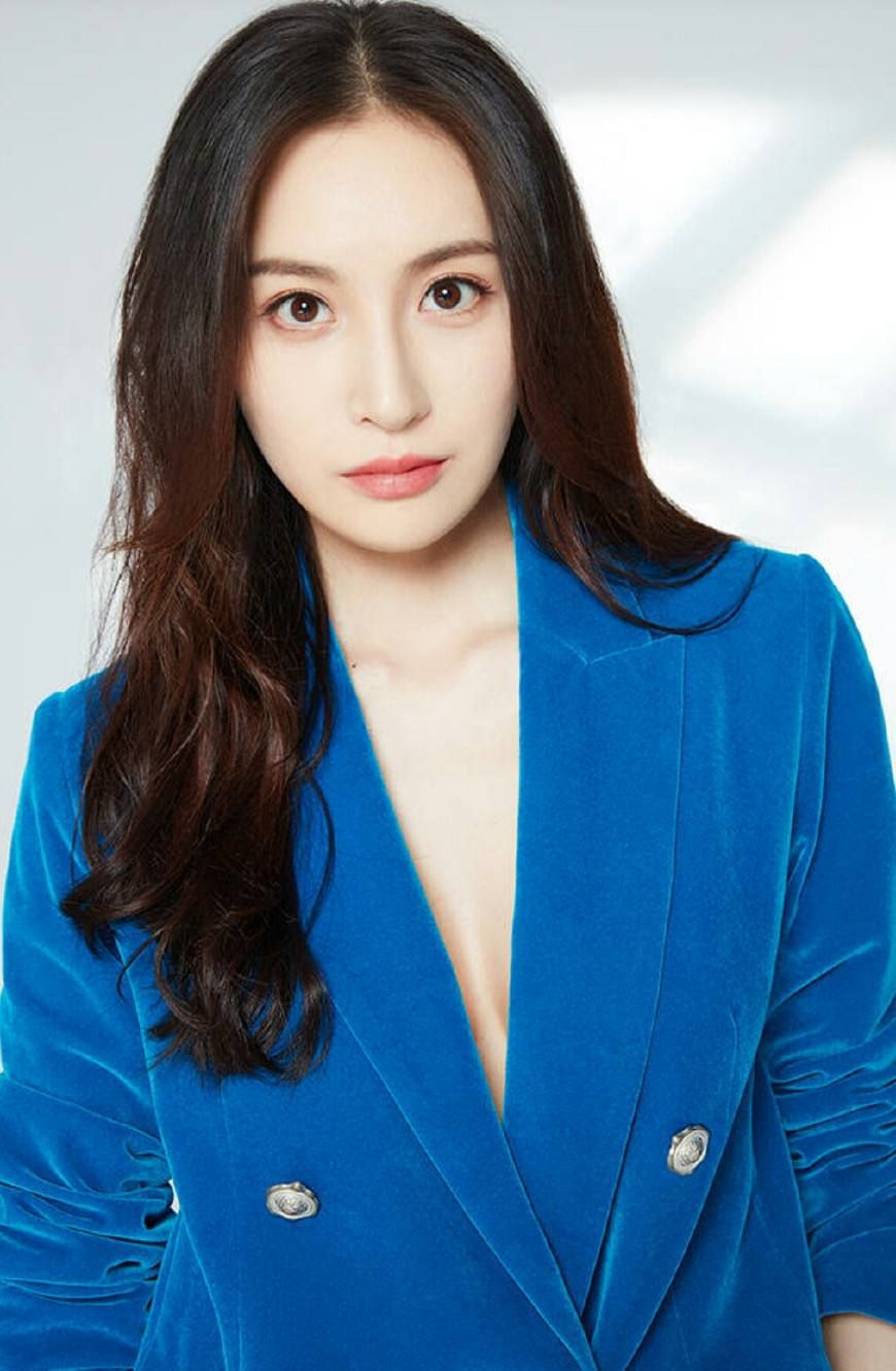 隆妮深v礼服,隆妮白衬衣