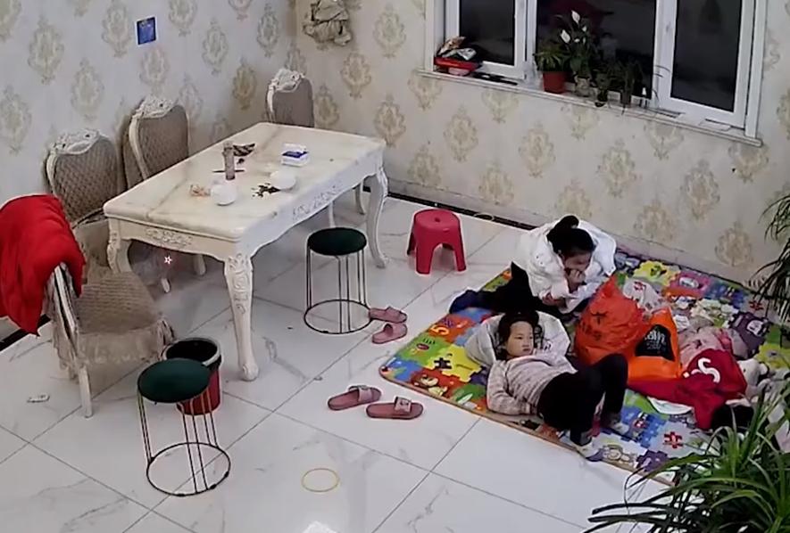 山东日照姐妹俩在家有陌生人敲门,姐妹俩遇陌生人敲门