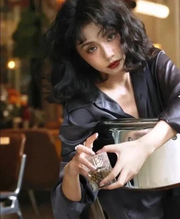 2019适合圆脸的锁骨烫发最流行,女生圆脸适合的露耳短发烫发